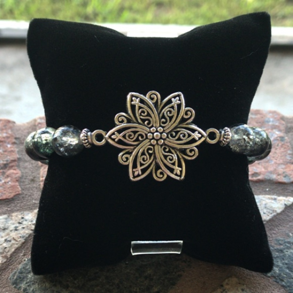 Lotus flower bracelet . Black and white austrian glass beads flower bracelet - Picture 4 of 9